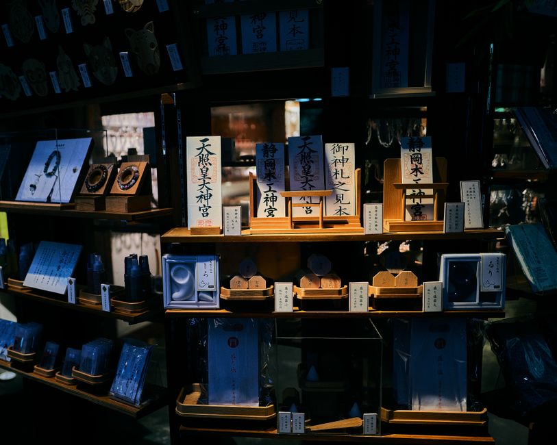木製棚に並べられた日本の伝統的なアイテムやお土産の精巧なディスプレイ。