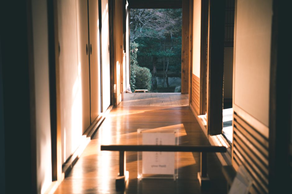 白い木製の閉じたドア
