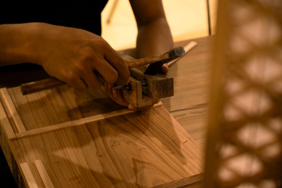 職人が伝統的な手工具を使って木材を丁寧に加工し、技術と精度を披露します。