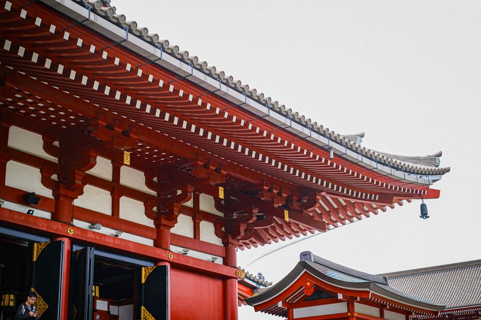 伝統的な日本の建築を紹介する、精巧な赤い寺院の屋根の魅力的なショット。