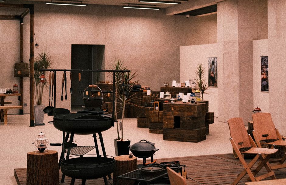 バーベキューグリルと素朴な木製家具を特徴とするスタイリッシュな屋内セッティング、集まりに最適です。